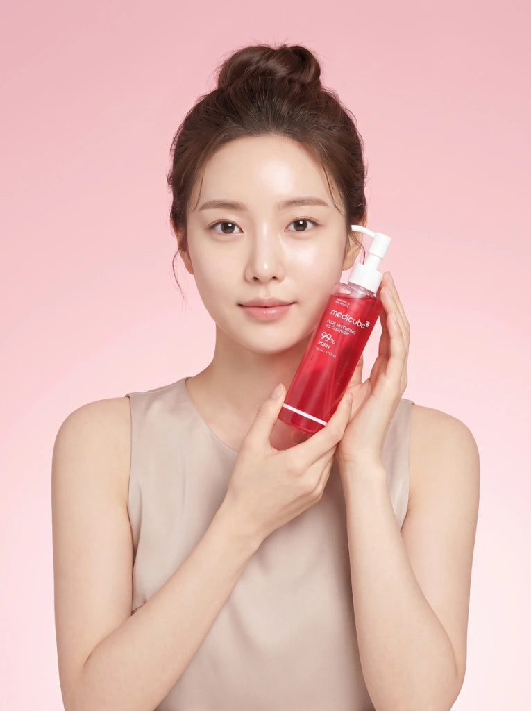 Medicube PDRN Hydrating Gel Cleanser. Modelo sosteniendo el frasco del limpiador facial hidratante en la mano.
