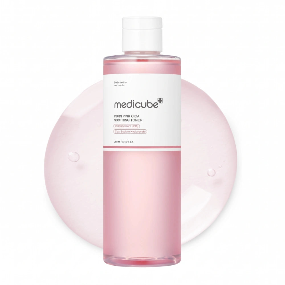 Medicube PDRN Pink Cica Soothing Toner. Envase del tónico facial calmante con centella asiática, toma frontal.