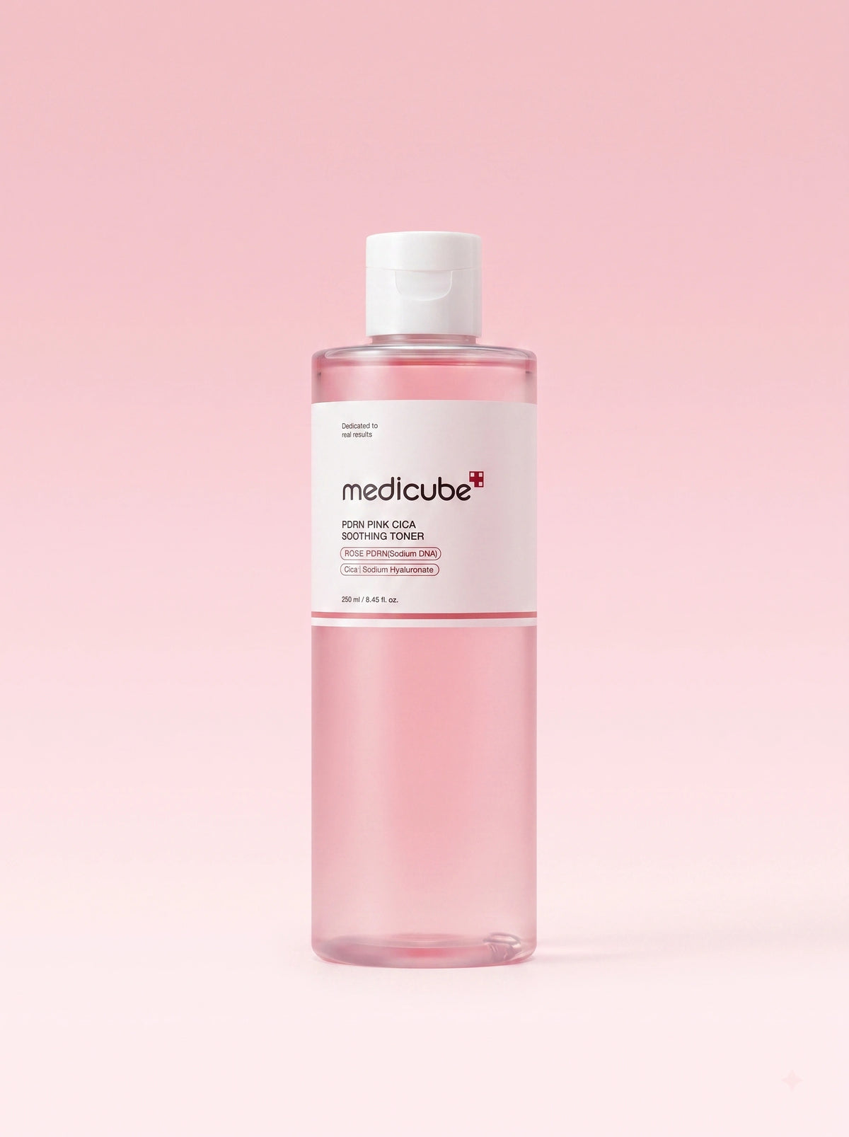 Medicube PDRN Pink Cica Soothing Toner. Frasco del tónico coreano para rojeces aislado sobre fondo de estudio.