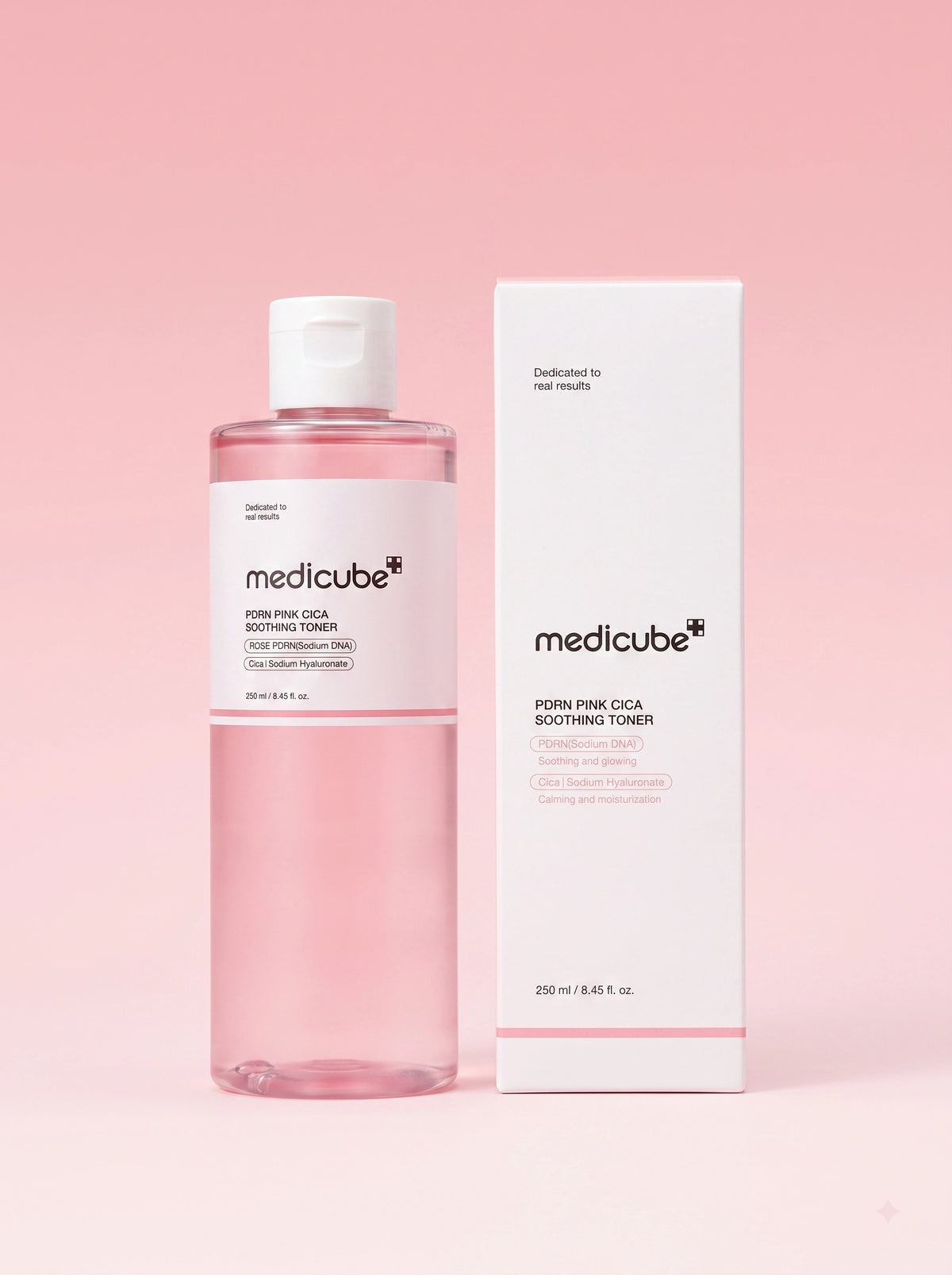 Medicube PDRN Pink Cica Soothing Toner. Envase del tónico facial coreano junto a su caja original de empaque.