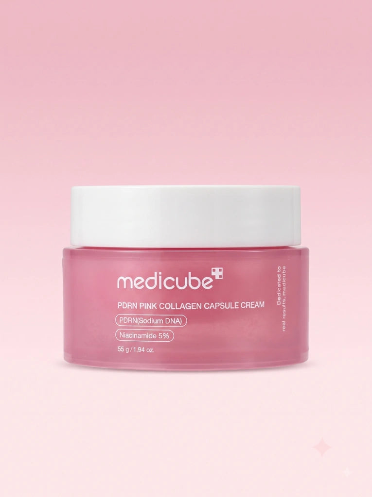 Medicube PDRN Pink Collagen Capsule Cream. Tarro de la crema reafirmante rosa aislado sobre un fondo de estudio.