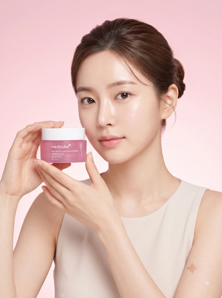 Medicube PDRN Pink Collagen Capsule Cream. Modelo sosteniendo el frasco de la crema antiedad en la mano.