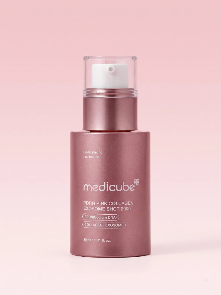 Medicube PDRN Pink Collagen Exosome Shot Serum 2000. Frasco del suero antiedad aislado sobre fondo de estudio.