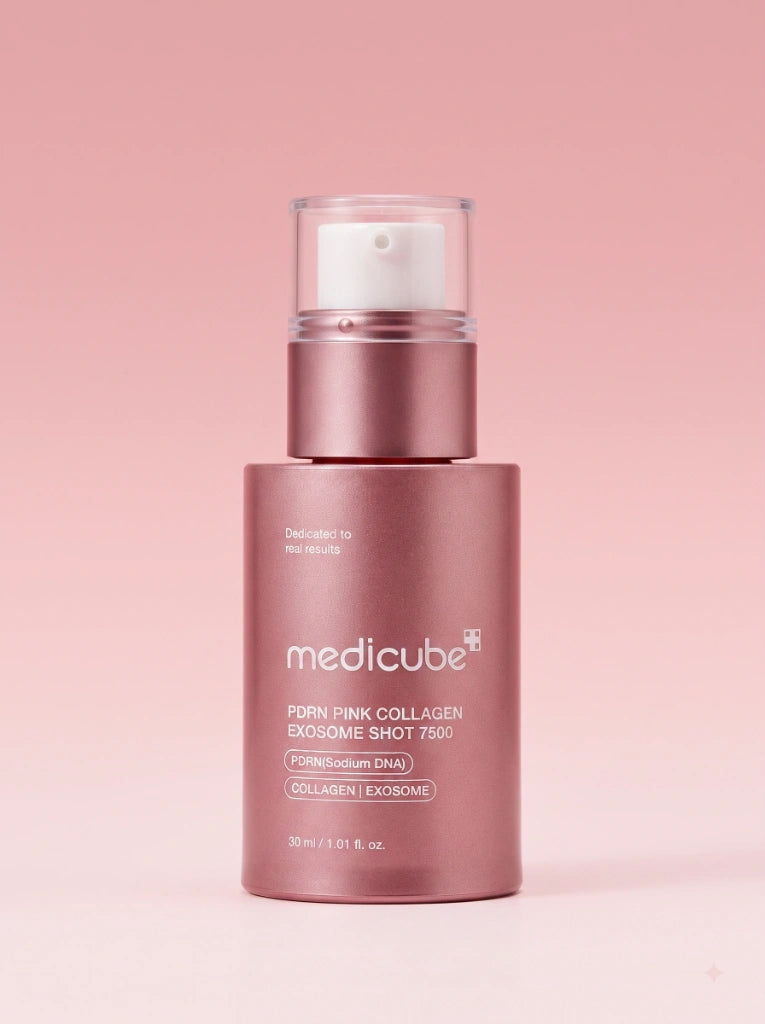 Medicube PDRN Pink Collagen Exosome Shot Serum 7500. Frasco del suero antiedad aislado sobre fondo de estudio.