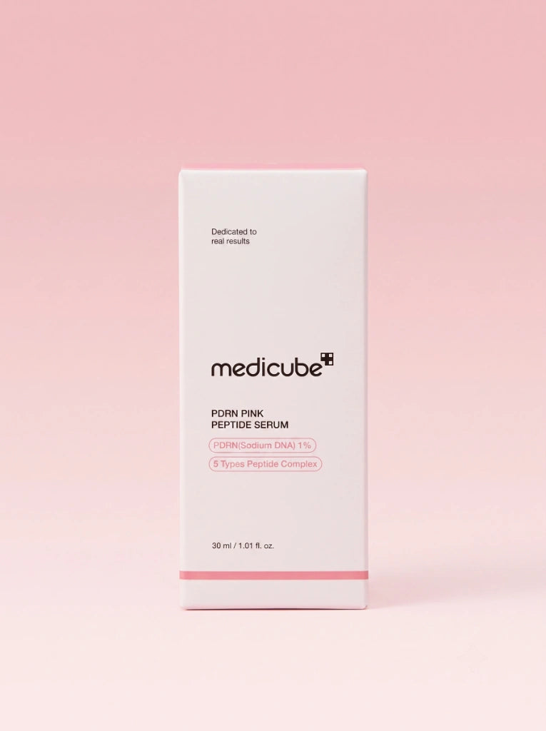 Medicube PDRN Pink Peptide Serum. Caja protectora exterior del producto antienvejecimiento coreano.