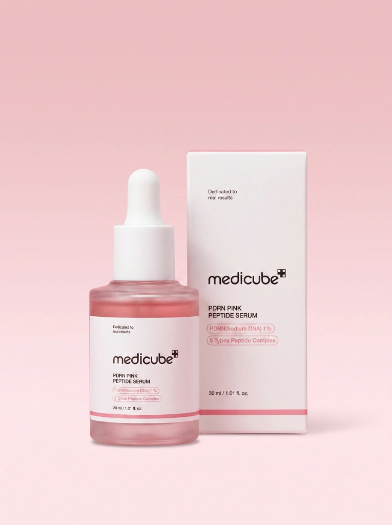 Medicube PDRN Pink Peptide Serum. Envase de vidrio del sérum facial junto a su caja original de empaque.