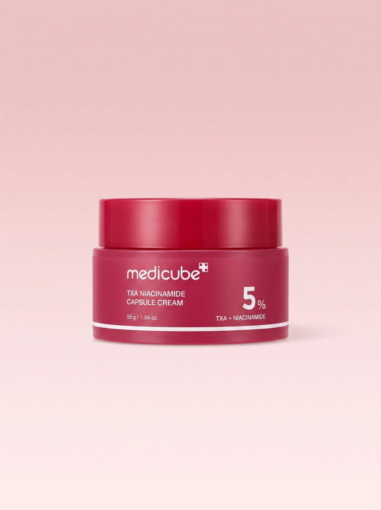 Medicube TXA Niacinamide Capsule Cream. Tarro de la crema despigmentante aislado sobre un fondo de estudio.