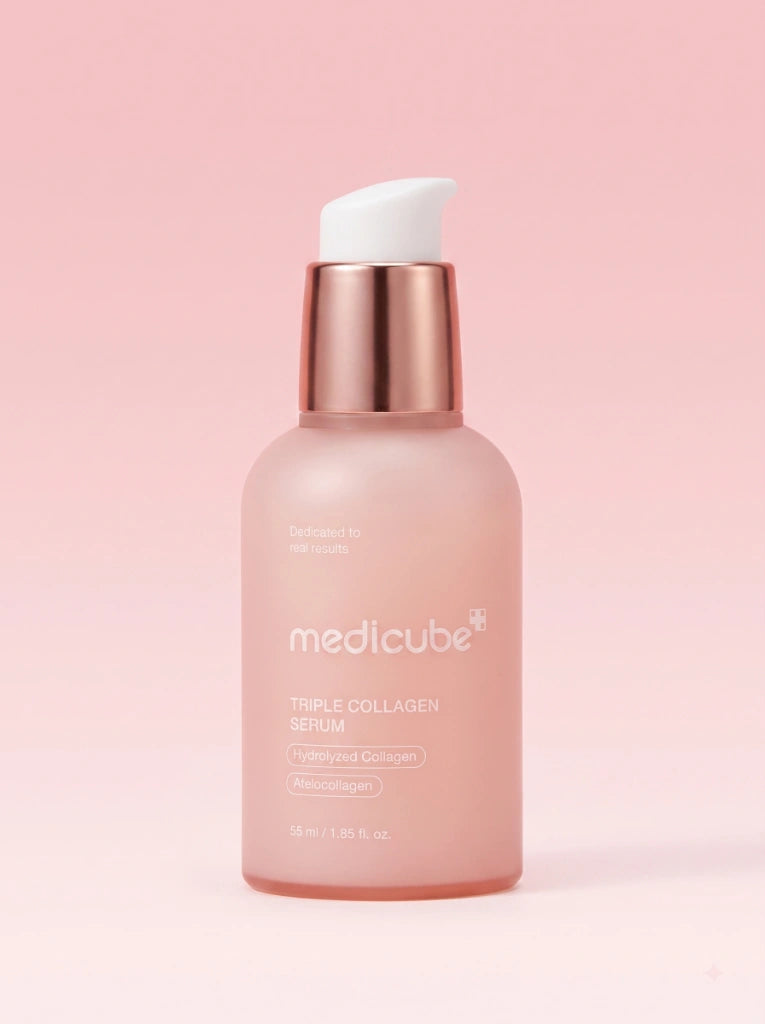 Medicube Triple Collagen Serum 4.0. Frasco del suero antiedad y reafirmante aislado sobre un fondo de estudio.