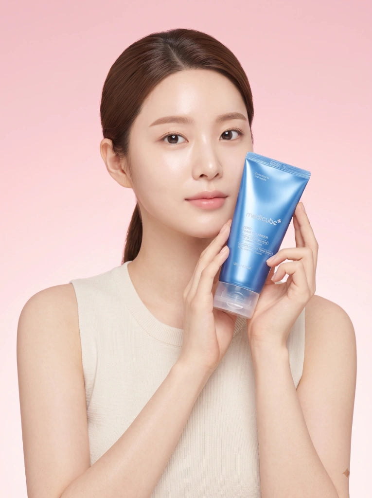 Medicube Zero Foam Cleanser. Modelo sosteniendo el tubo del limpiador facial para poros en la mano.