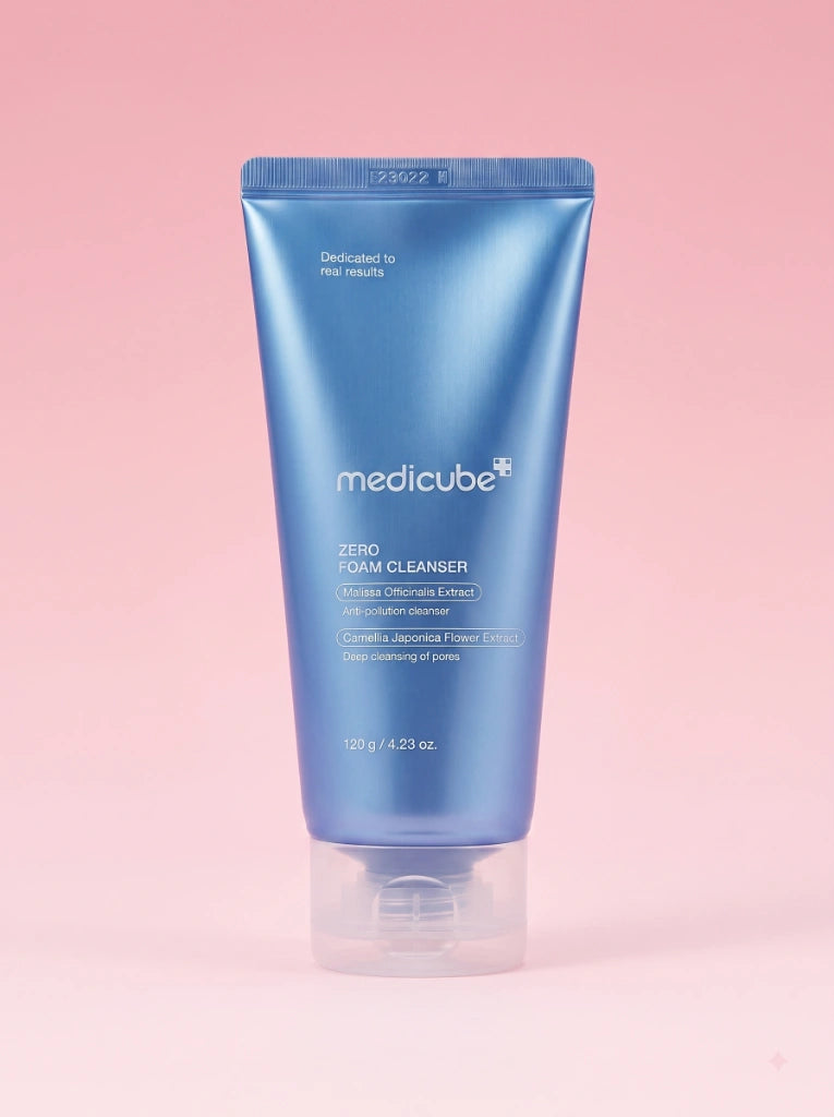 Medicube Zero Foam Cleanser. Tubo del jabón facial purificante aislado sobre un fondo de estudio.