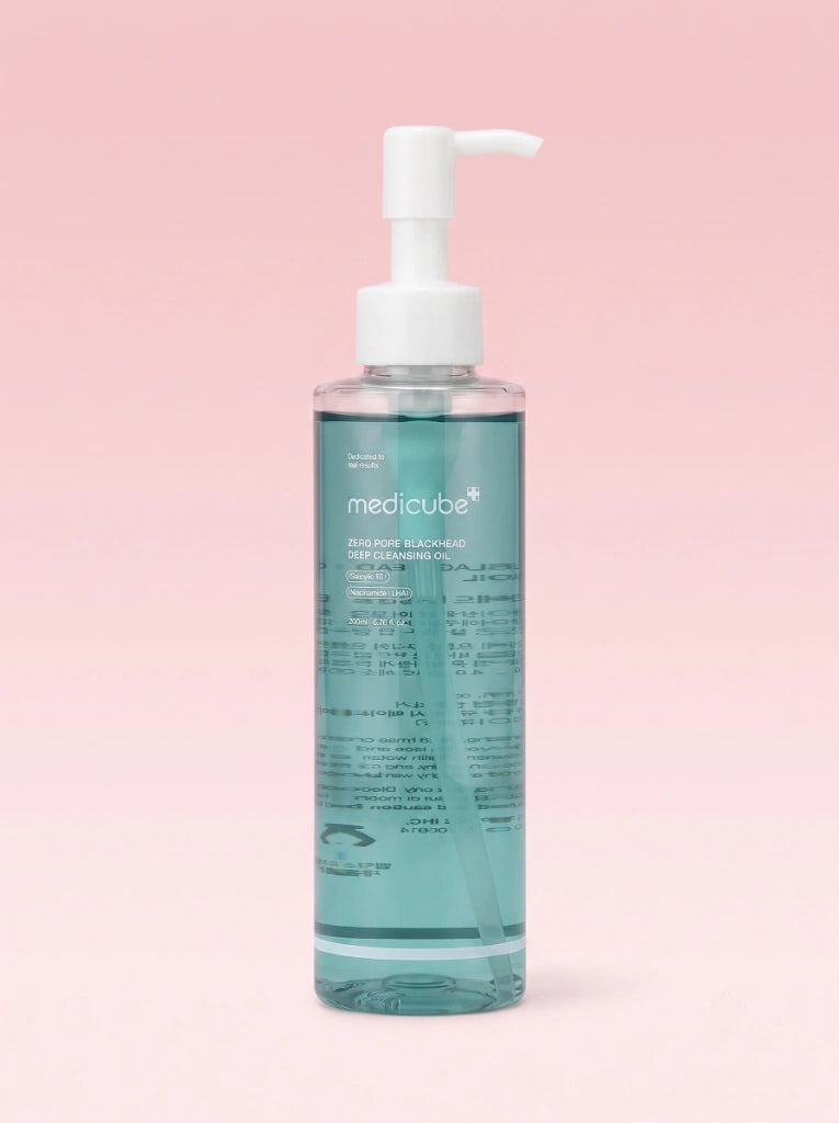 Medicube Zero Pore Blackhead Deep Cleansing Oil. Frasco del desmaquillante coreano sobre un fondo de estudio.
