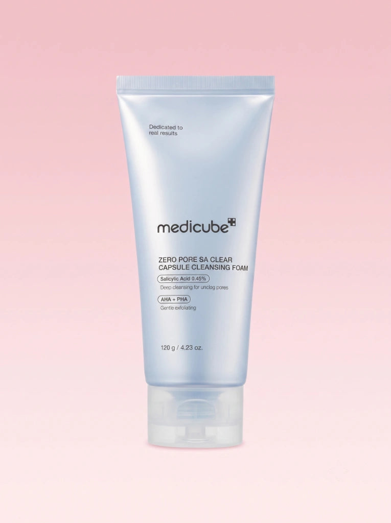 Medicube Zero Pore SA Clear Capsule Cleansing Foam. Tubo del limpiador facial para acné aislado sobre fondo de estudio.
