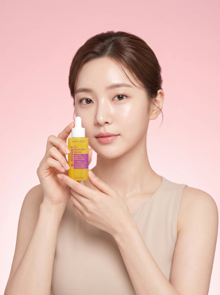 Nineless B-Boost 1% Kojic Acid Serum. Modelo aplicando el suero facial para unificar el tono de la piel.