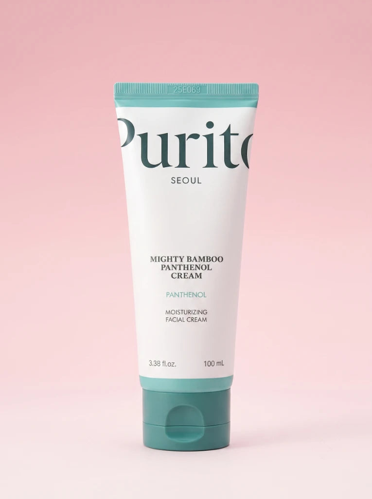 Purito Seoul Mighty Bamboo Panthenol Cream. Tubo de la crema coreana para barrera cutánea sobre fondo de estudio.