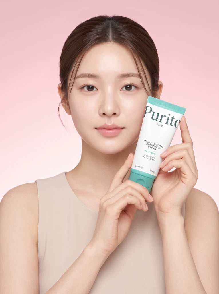 Purito Seoul Mighty Bamboo Panthenol Cream. Modelo aplicando la crema en el rostro para hidratar la piel seca.
