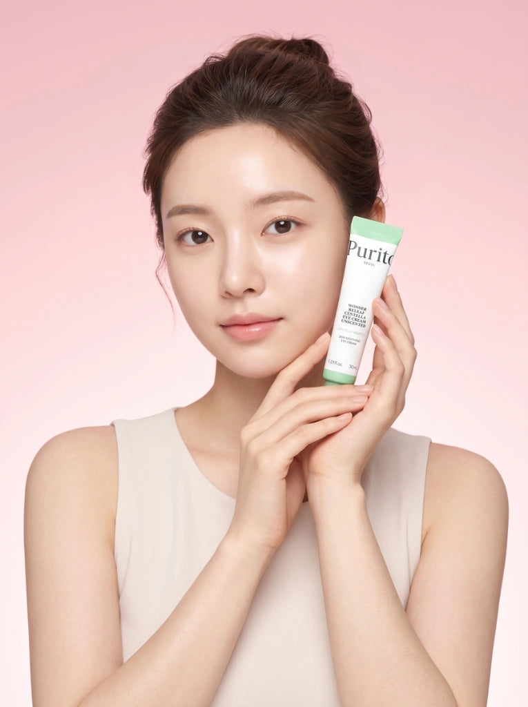 Purito Seoul Wonder Releaf Centella Eye Cream Unscented. Modelo aplicando la crema en la zona del contorno de ojos.