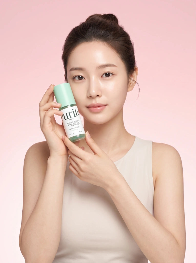 Purito Seoul Wonder Releaf Centella Serum Unscented. Modelo usando el sérum calmante para aliviar la irritación.