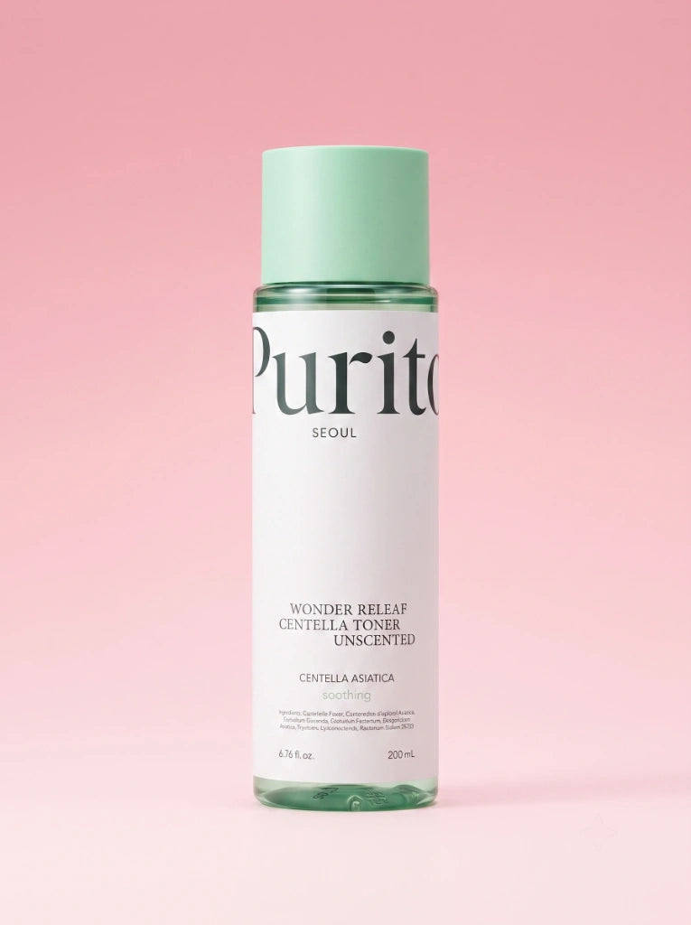 Purito Seoul Wonder Releaf Centella Toner Unscented. Botella de tónico sin fragancia sobre fondo de estudio.