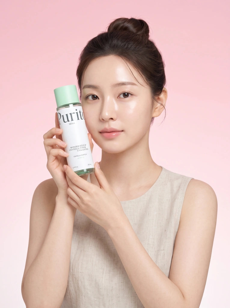 Purito Seoul Wonder Releaf Centella Toner Unscented. Modelo usando el tónico facial para aliviar la irritación.