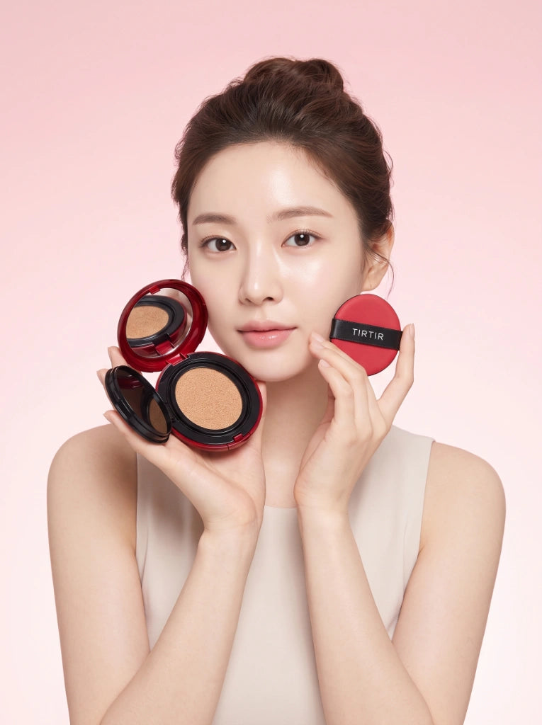 Tirtir Mask Fit Red Cushion 25N Mocha. Modelo luciendo la base de maquillaje para un acabado de piel impecable.