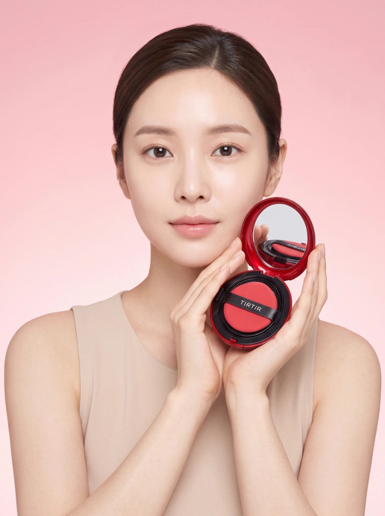 Tirtir Mask Fit Red Cushion 27N Camel. Modelo luciendo la base de maquillaje para un acabado de piel impecable.