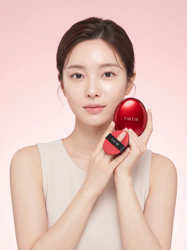 Tirtir Mask Fit Red Cushion 29N Natural Beige. Modelo luciendo la base de maquillaje para un acabado impecable.