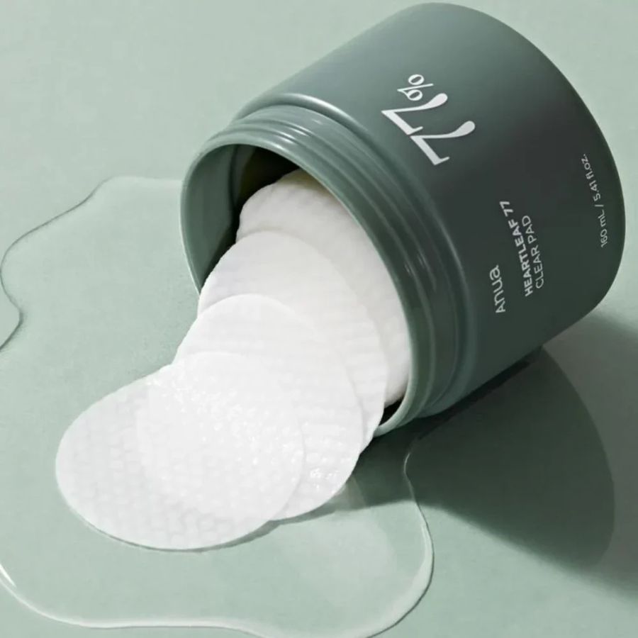 Los Anua Heartleaf 77% Clear Pad son el formato más cómodo y rápido del famoso tónico de la marca