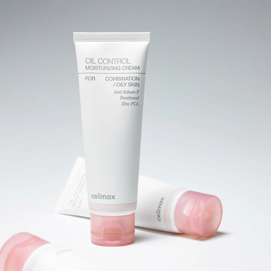 La Celimax Oil Control Light Cream (a veces llamada simplemente Moisturizing Cream) es la solución para la piel grasa deshidratada.