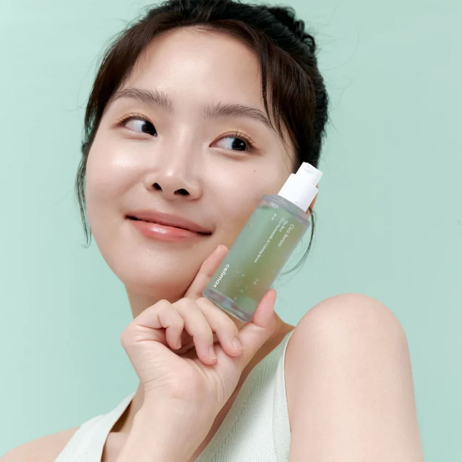 El Celimax The Real Cica Niacinamide AC Calming Serum ataca los dos problemas más odiados de los granitos: la Inflamación Roja (el dolor de ahora) y la Mancha Oscura