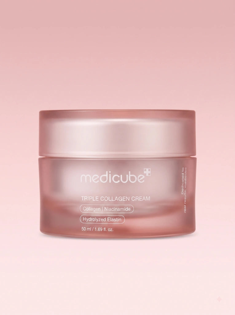 Medicube Triple Collagen Cream 4.0. Tarro de la crema antiedad y reafirmante aislado sobre un fondo de estudio.